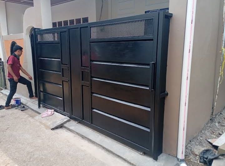 Portofolio Pagar Besi Minimalis Cibinong | DESIGN MANUFAKTUR hasil pekerjaan DESIGN MANUFAKTUR